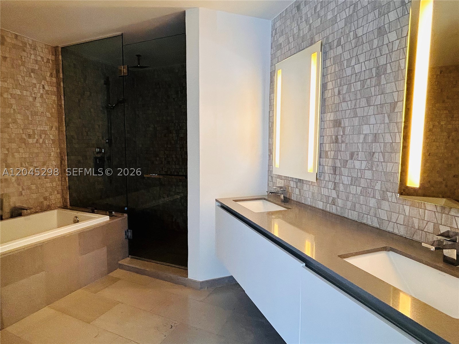 88 SW 7th St #1511, Miami FL 33130