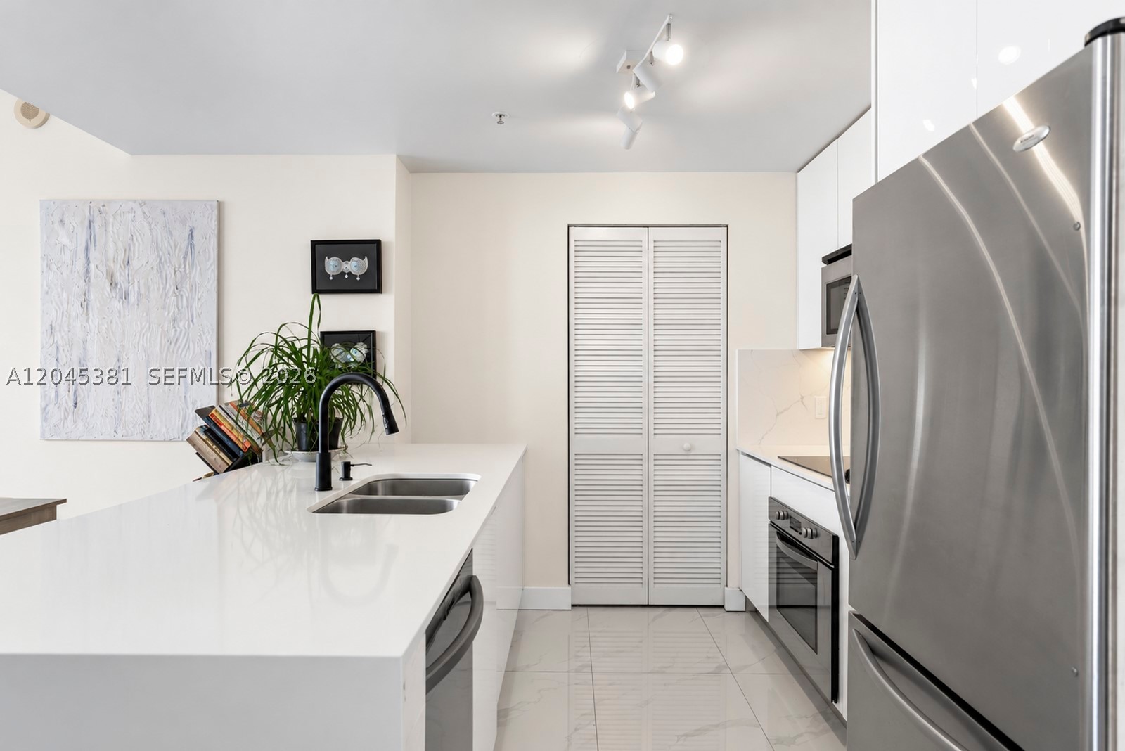 300 S Biscayne Blvd #T-2806, Miami FL 33131