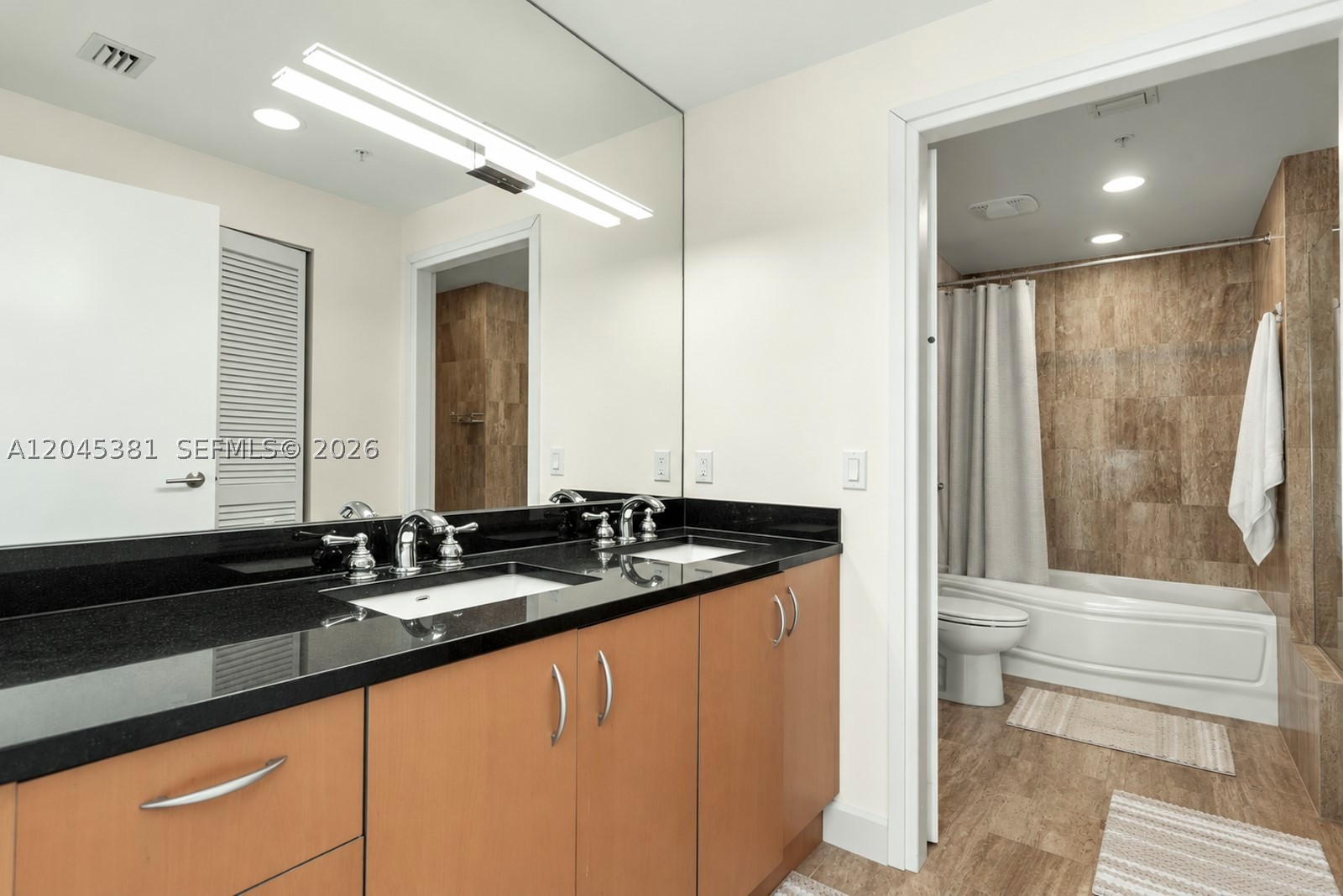 300 S Biscayne Blvd #T-2806, Miami FL 33131