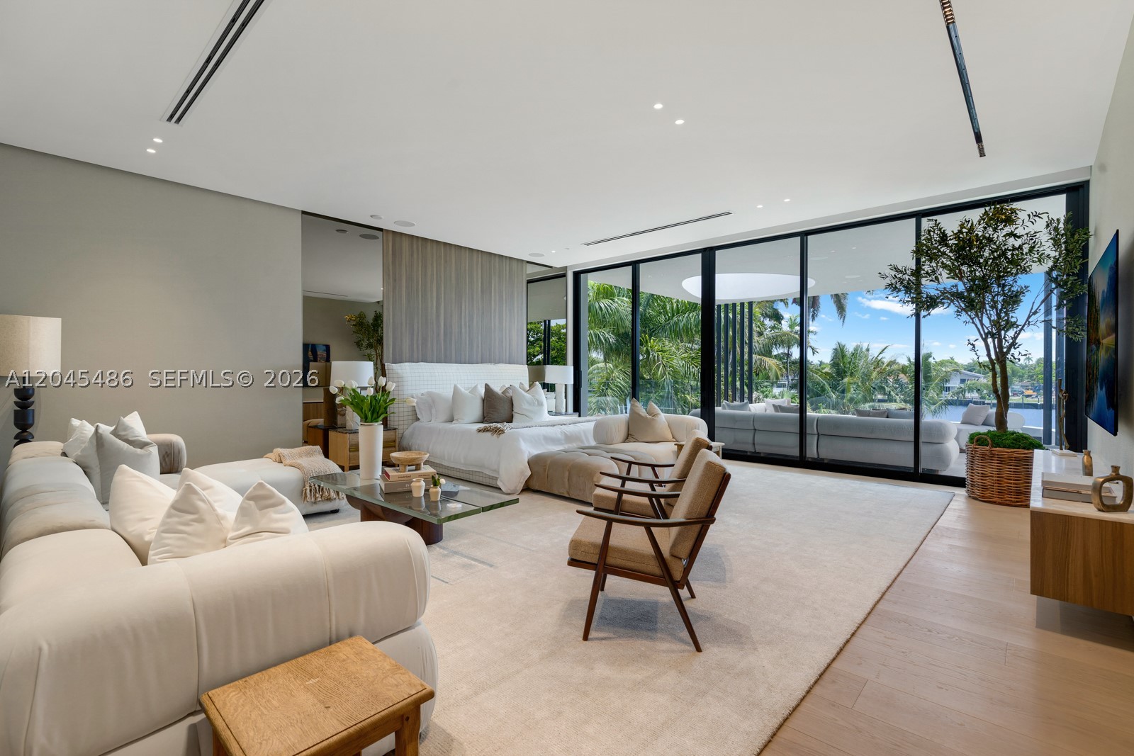 1015 S Southlake Dr, Hollywood FL 33019