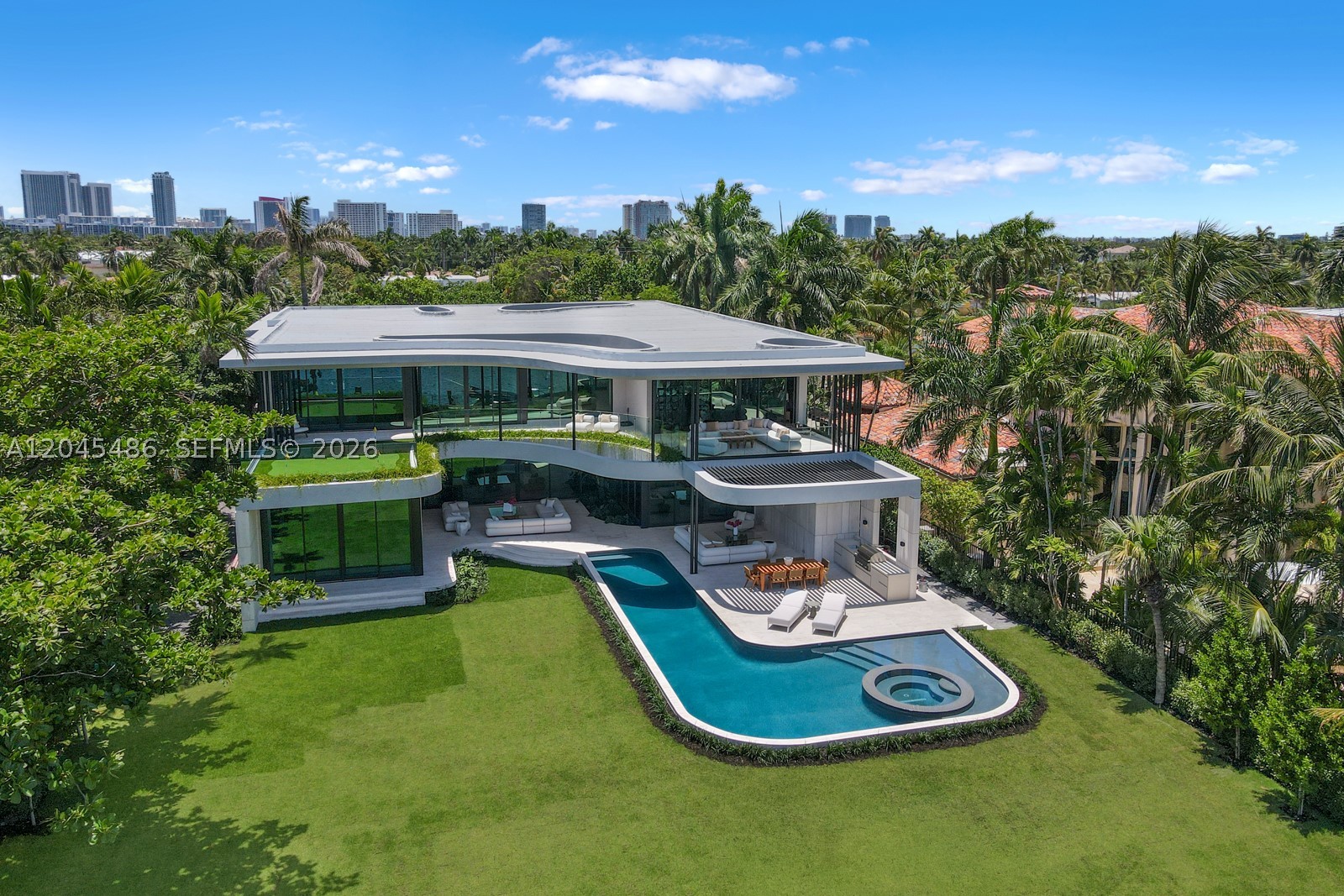 1015 S Southlake Dr, Hollywood FL 33019