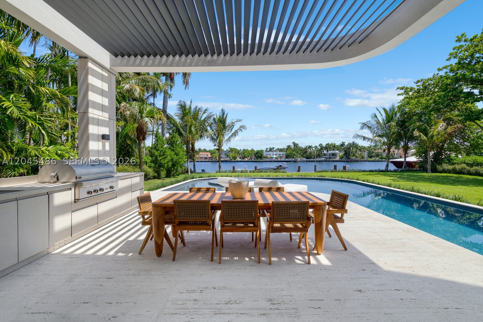 1015 S Southlake Dr, Hollywood FL 33019