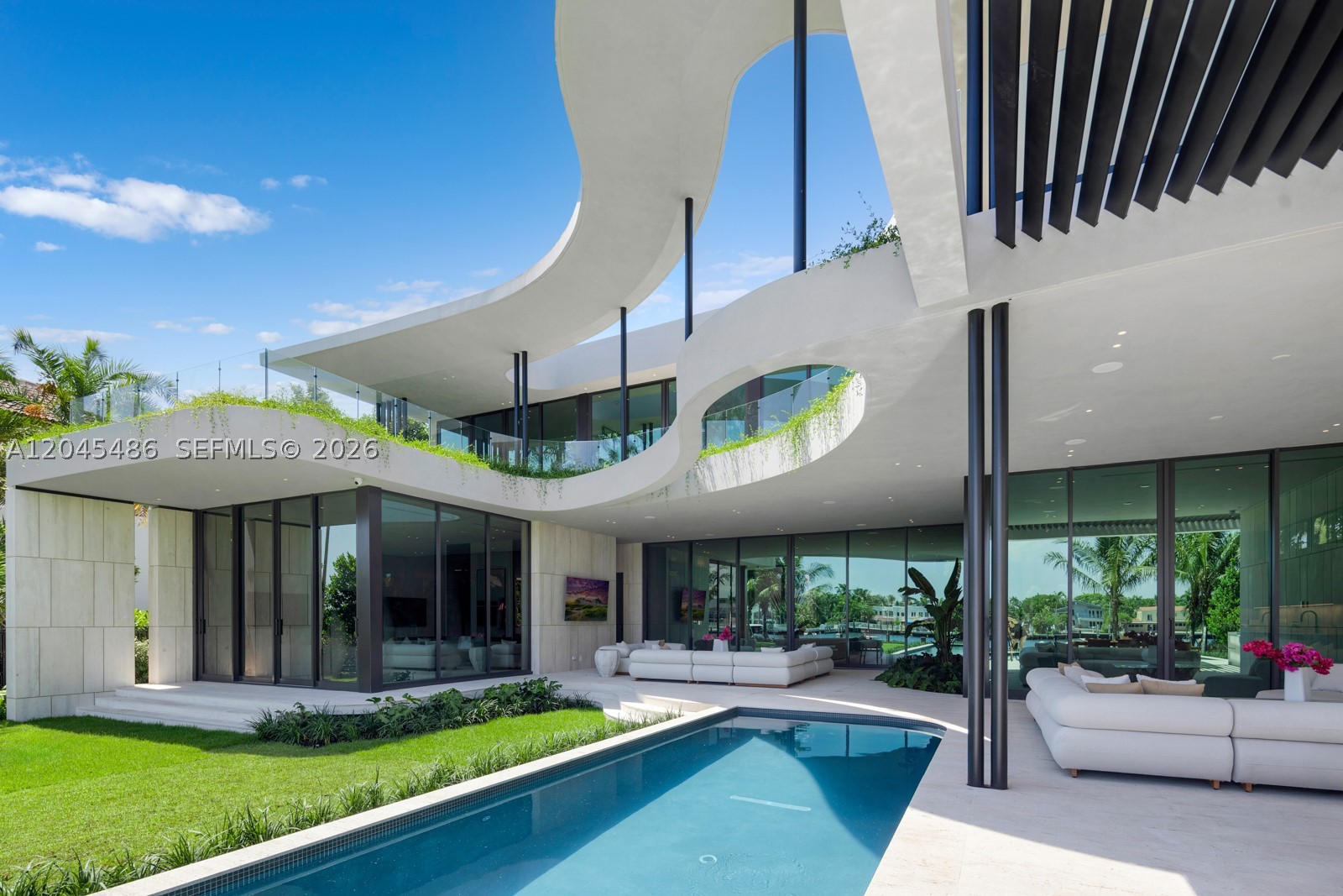 1015 S Southlake Dr, Hollywood FL 33019