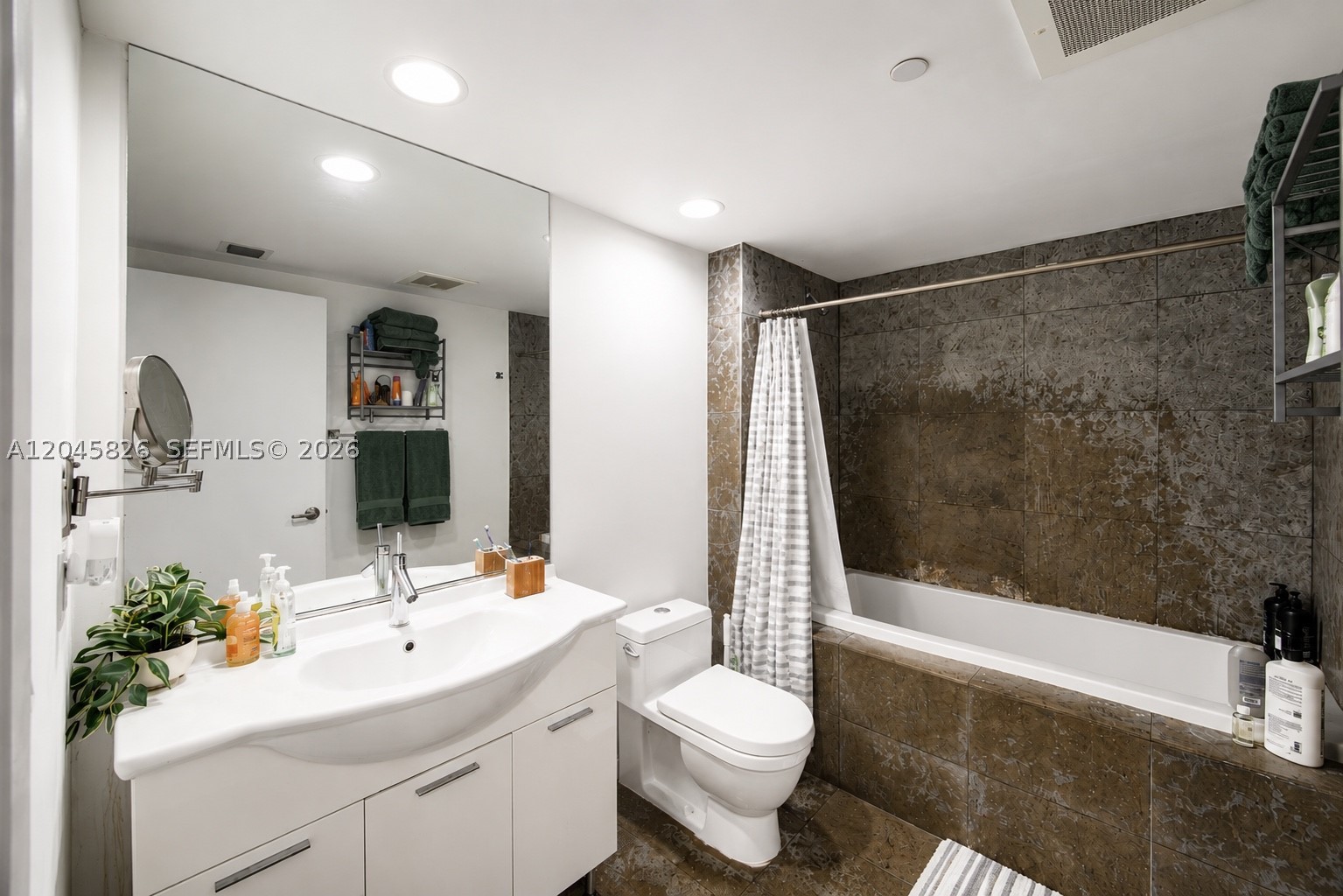 475 Brickell Ave #2010, Miami FL 33131