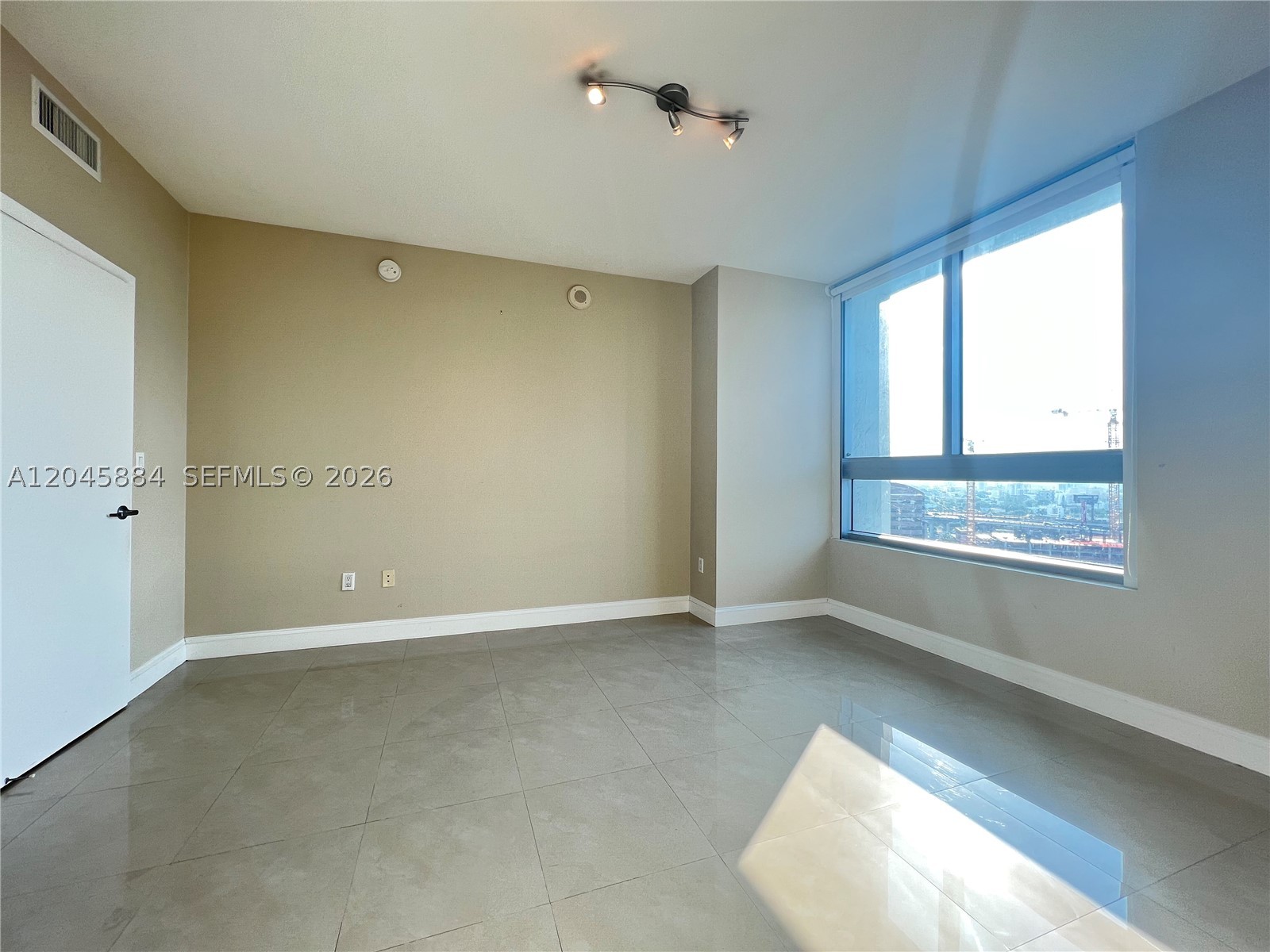 90 SW 3rd St #1710, Miami FL 33130