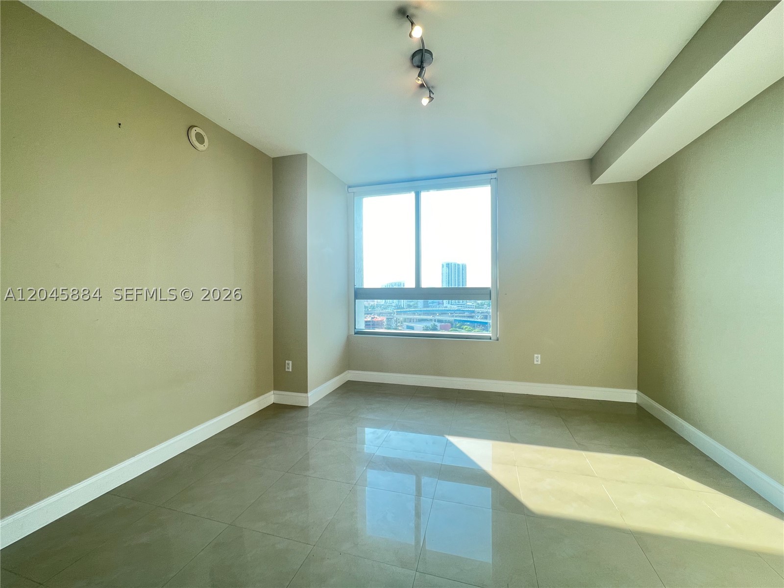 90 SW 3rd St #1710, Miami FL 33130