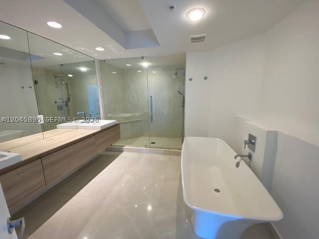 North Miami Beach FL 33160 - A12045895