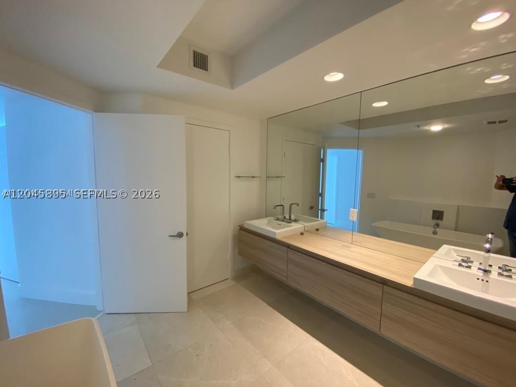 North Miami Beach FL 33160 - A12045895