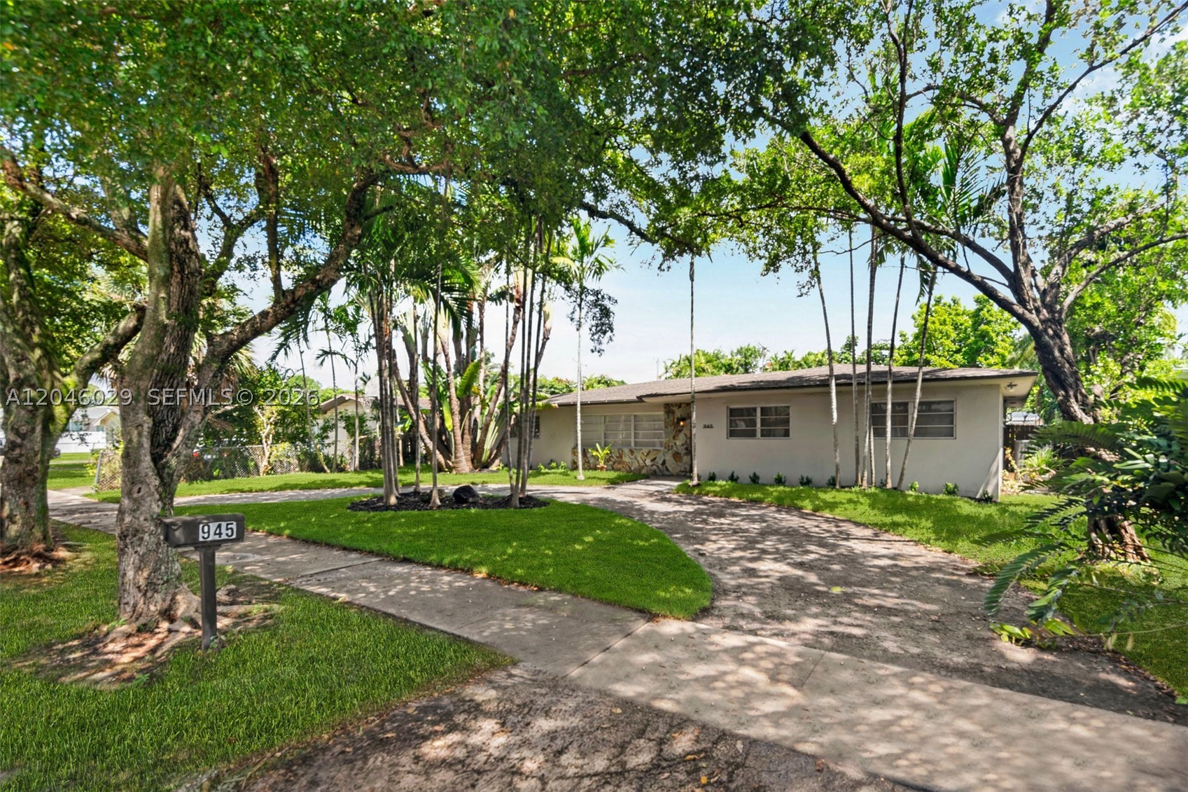945 NE 176th St, Miami FL 33162