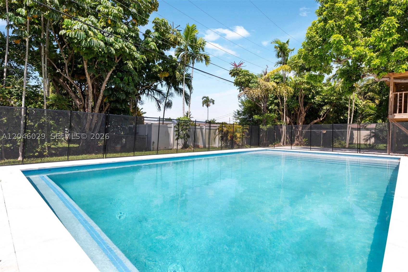 945 NE 176th St, Miami FL 33162