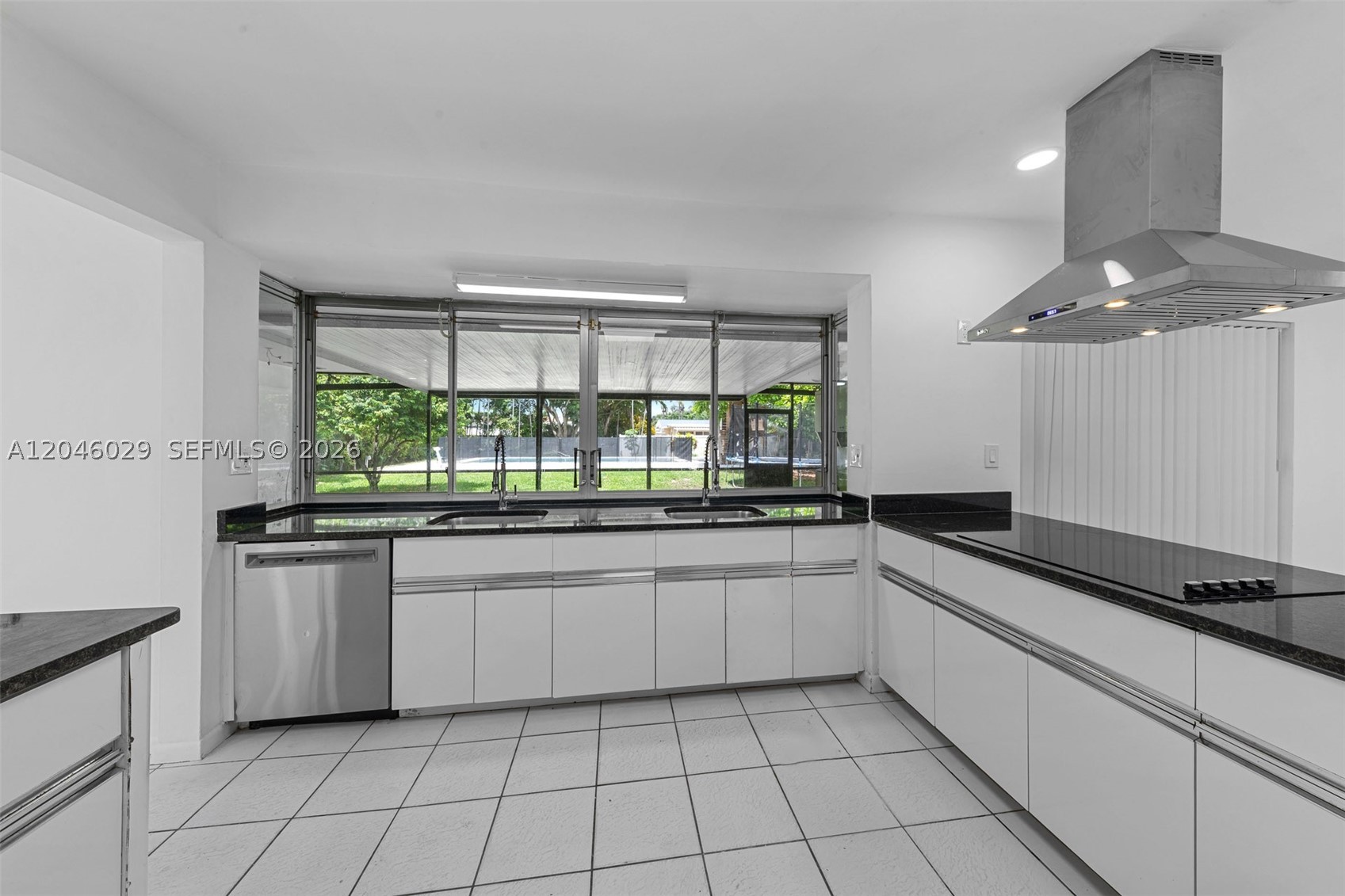 945 NE 176th St, Miami FL 33162