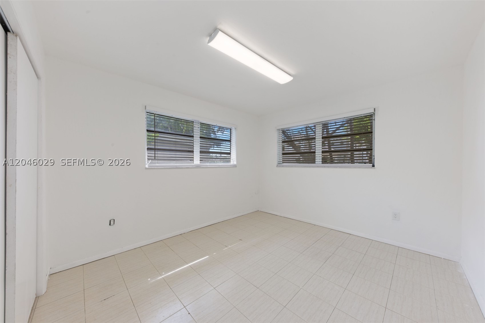 945 NE 176th St, Miami FL 33162