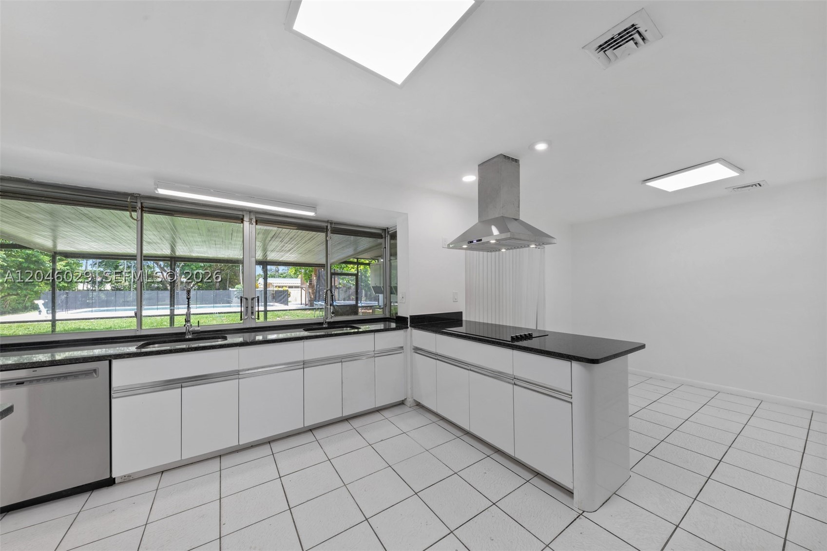 945 NE 176th St, Miami FL 33162