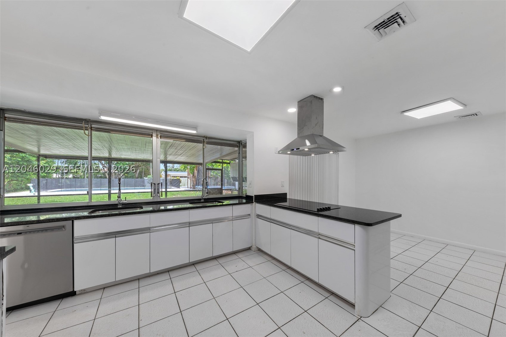 945 NE 176th St, Miami FL 33162