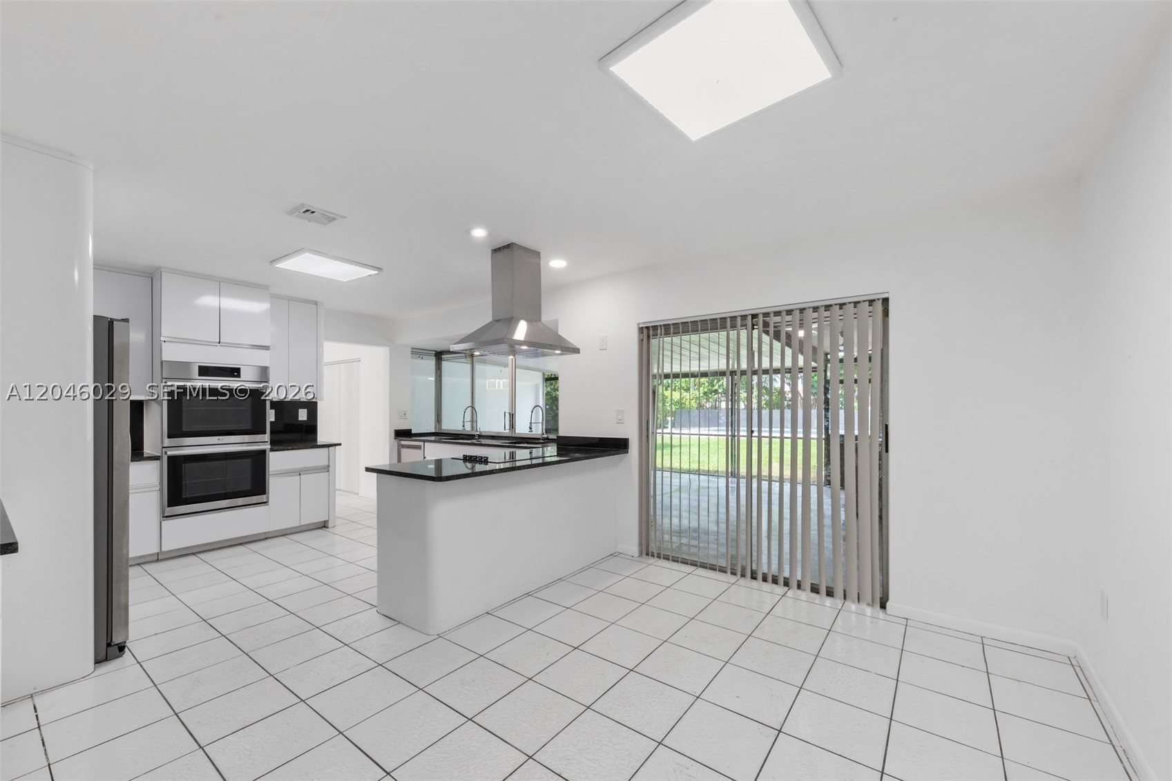 945 NE 176th St, Miami FL 33162