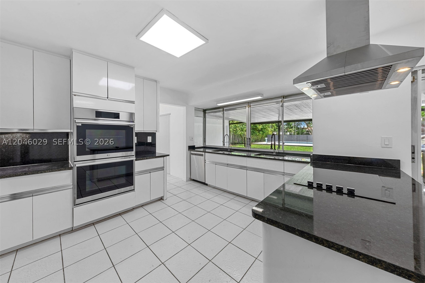 945 NE 176th St, Miami FL 33162