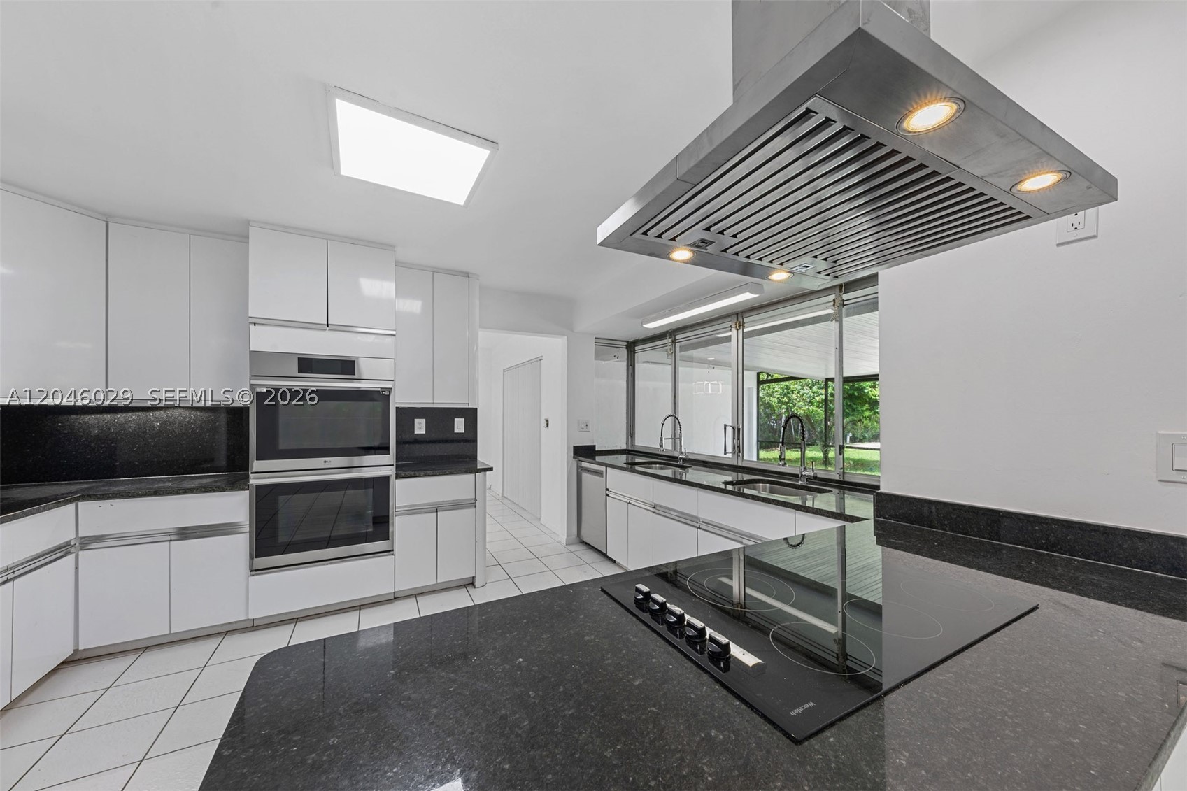 945 NE 176th St, Miami FL 33162