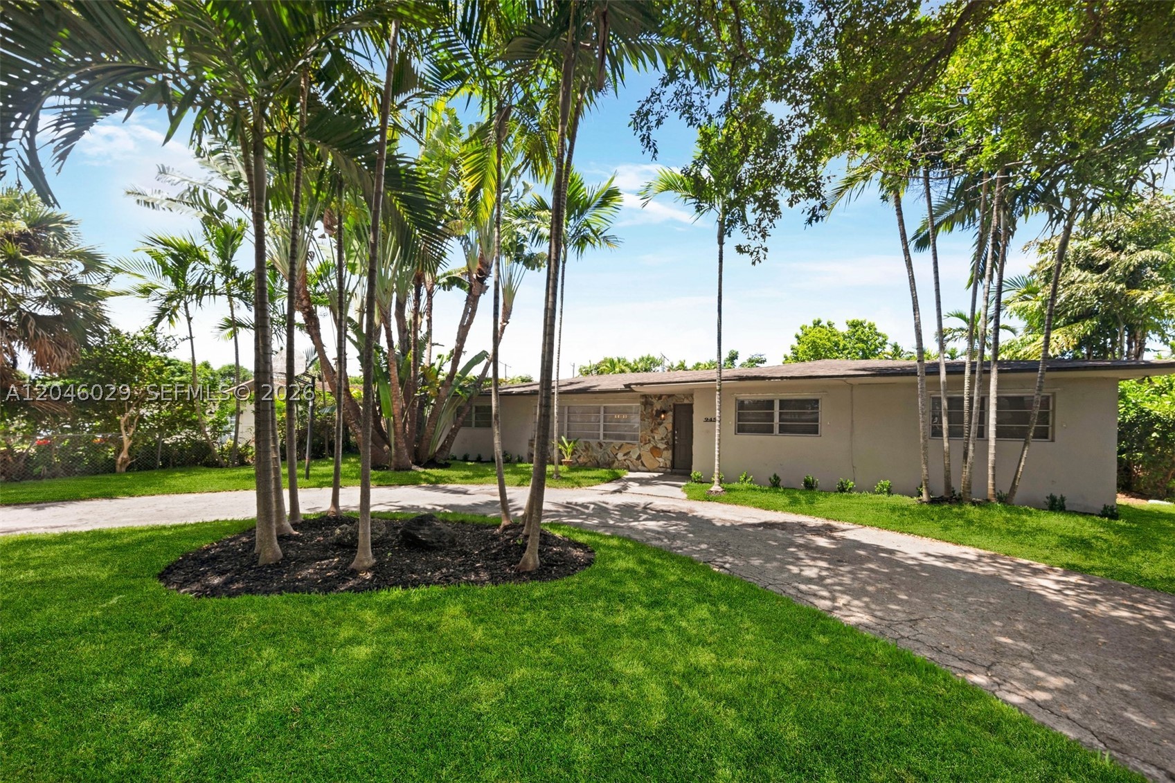 945 NE 176th St, Miami FL 33162