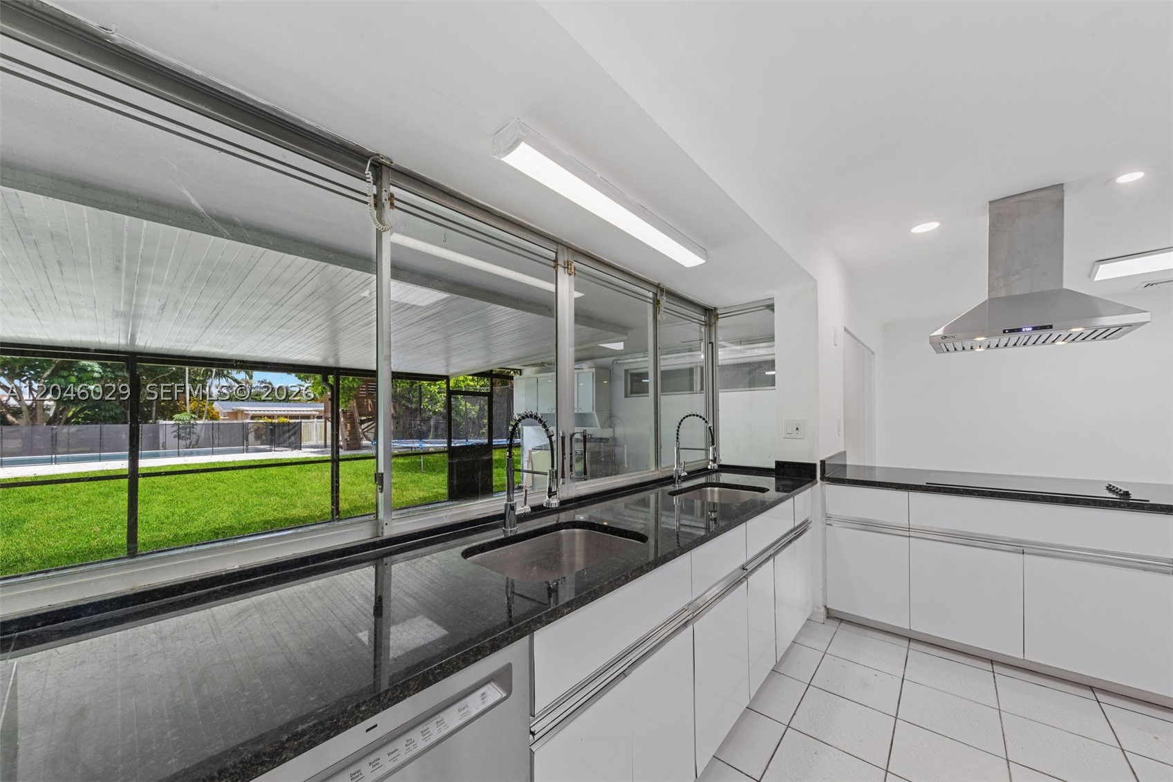 945 NE 176th St, Miami FL 33162