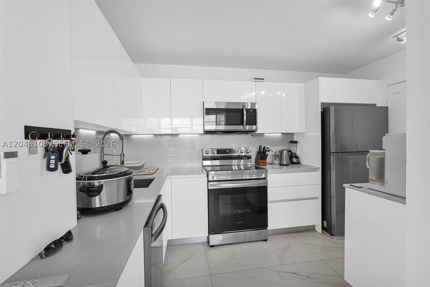 2016 Bay Dr #808, Miami Beach FL 33141