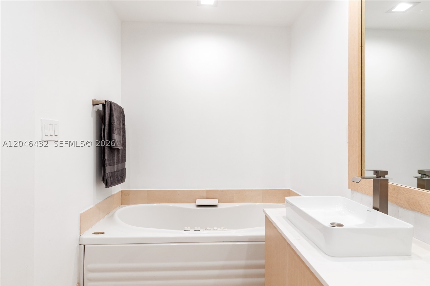 300 S Pointe Dr #907, Miami Beach FL 33139