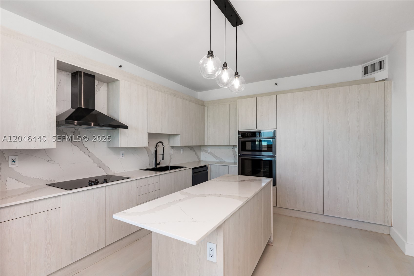 300 S Pointe Dr #907, Miami Beach FL 33139