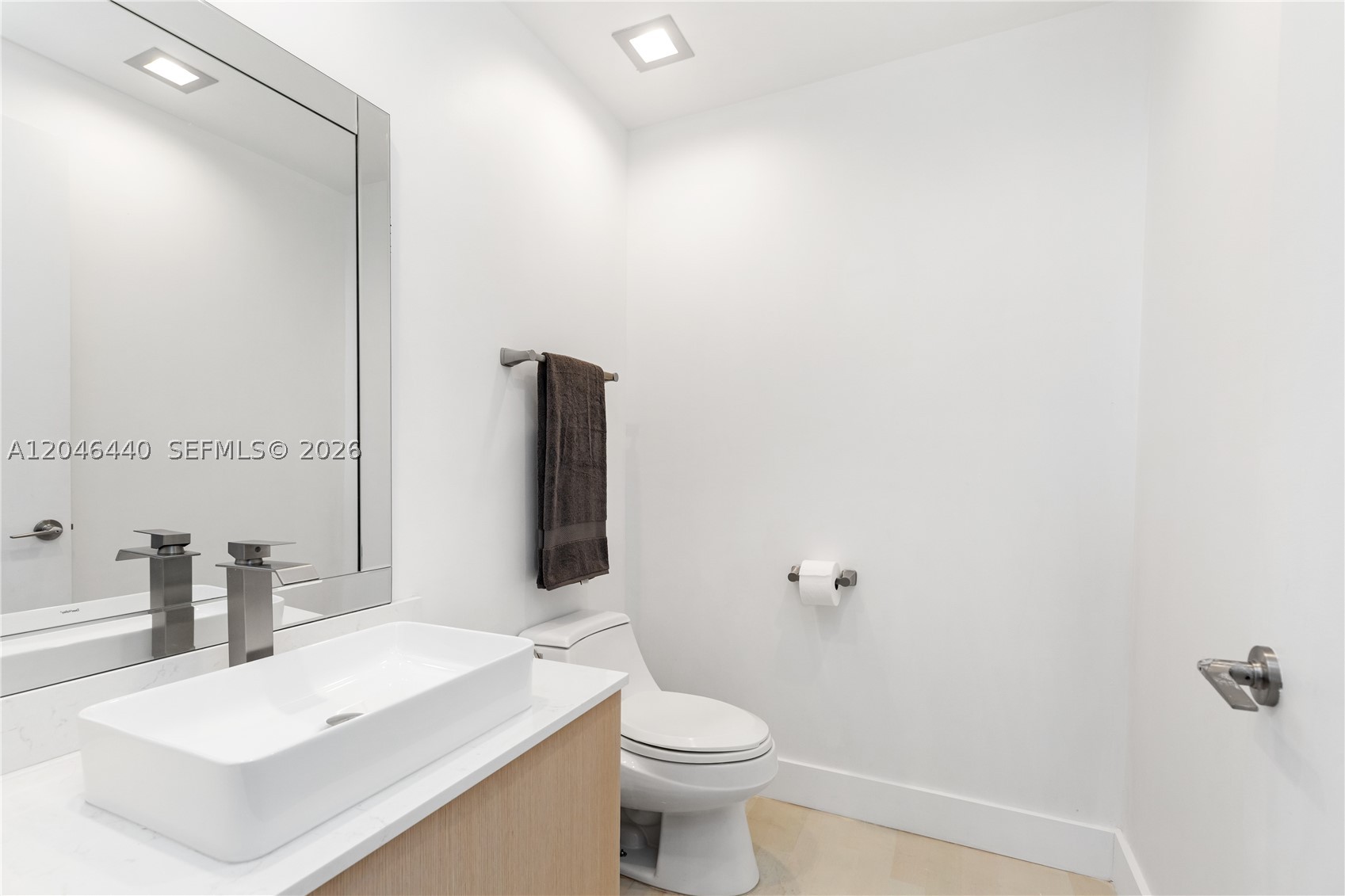 300 S Pointe Dr #907, Miami Beach FL 33139
