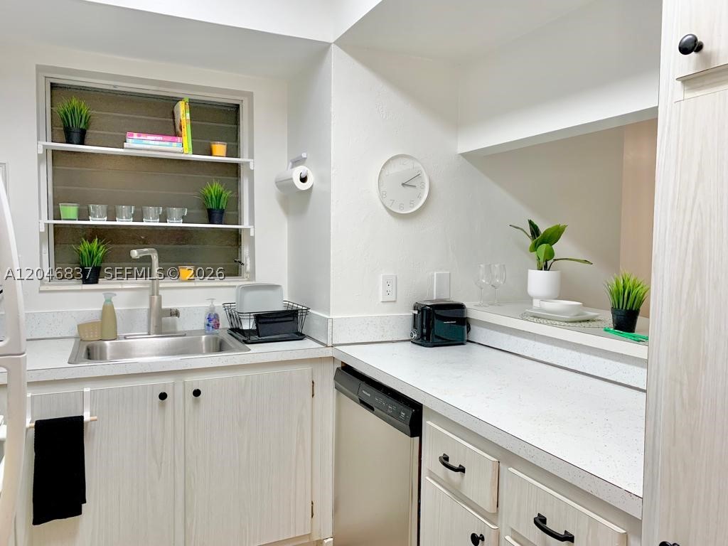 815 Middle River Dr #204, Fort Lauderdale FL 33304