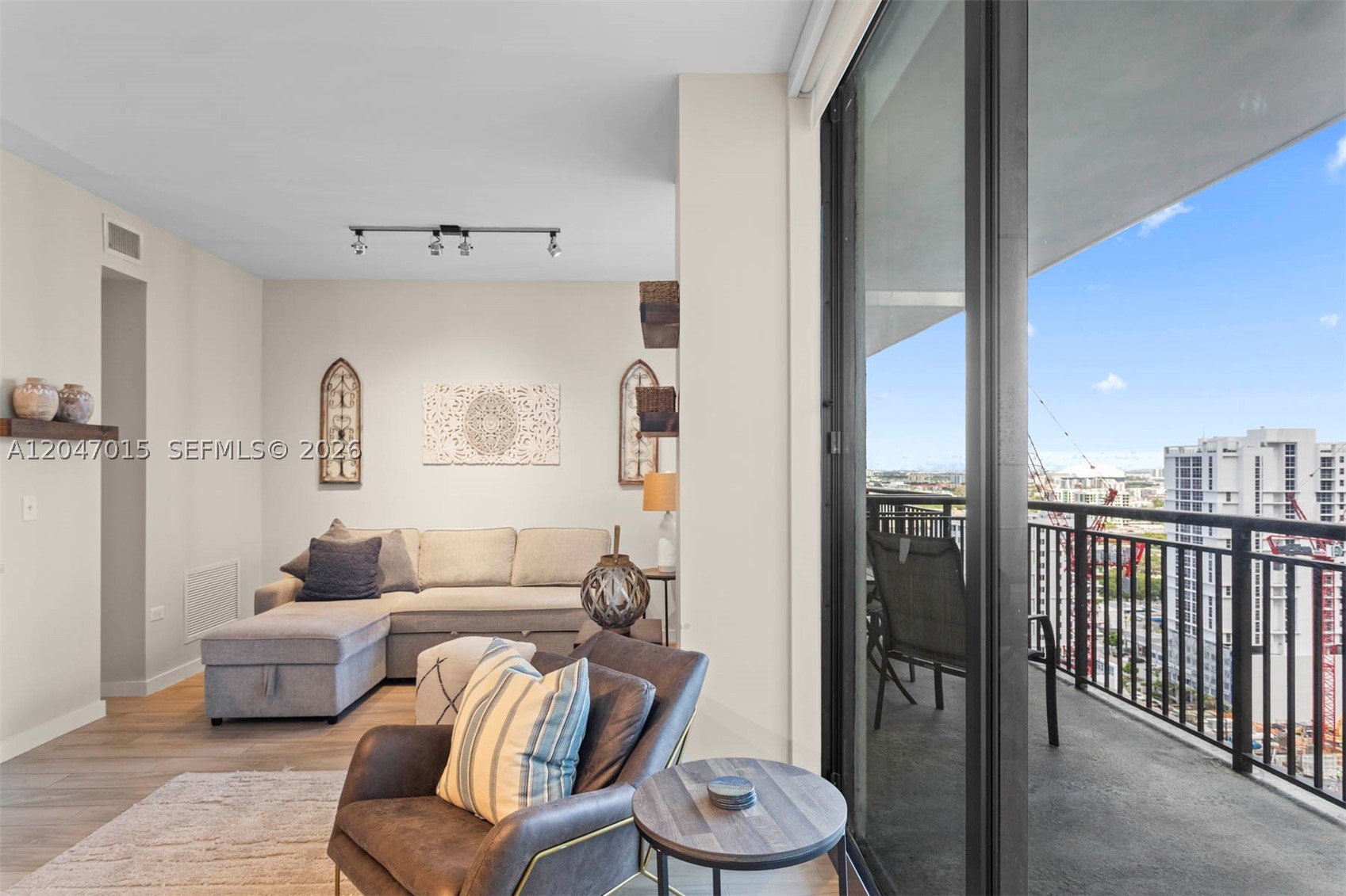 999 SW 1st Ave #2015, Miami FL 33130