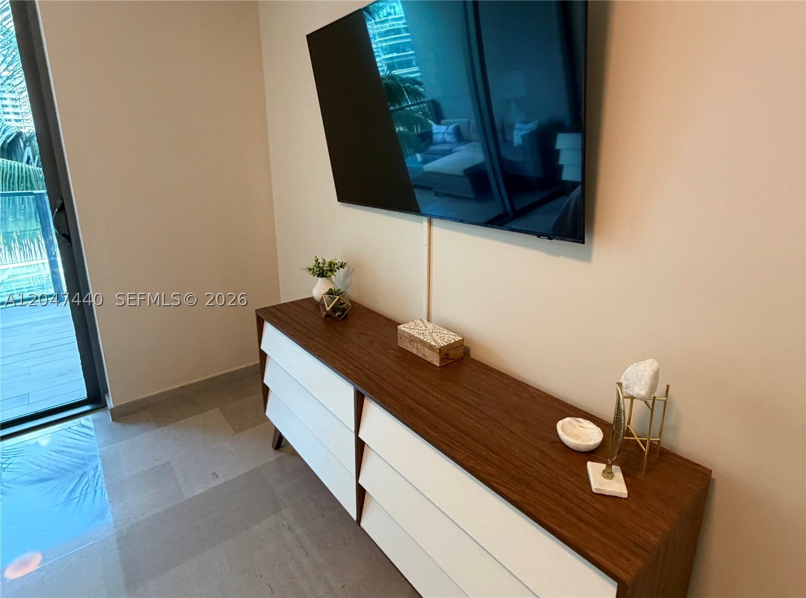 68 SE 6th St #906, Miami FL 33131