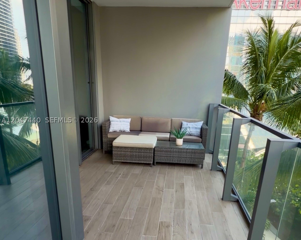 68 SE 6th St #906, Miami FL 33131