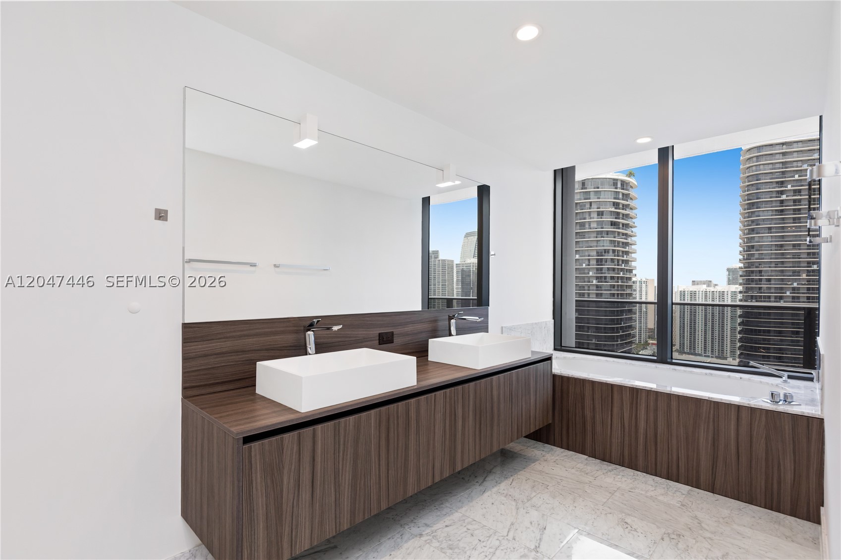 1000 Brickell Plz #4015, Miami FL 33131
