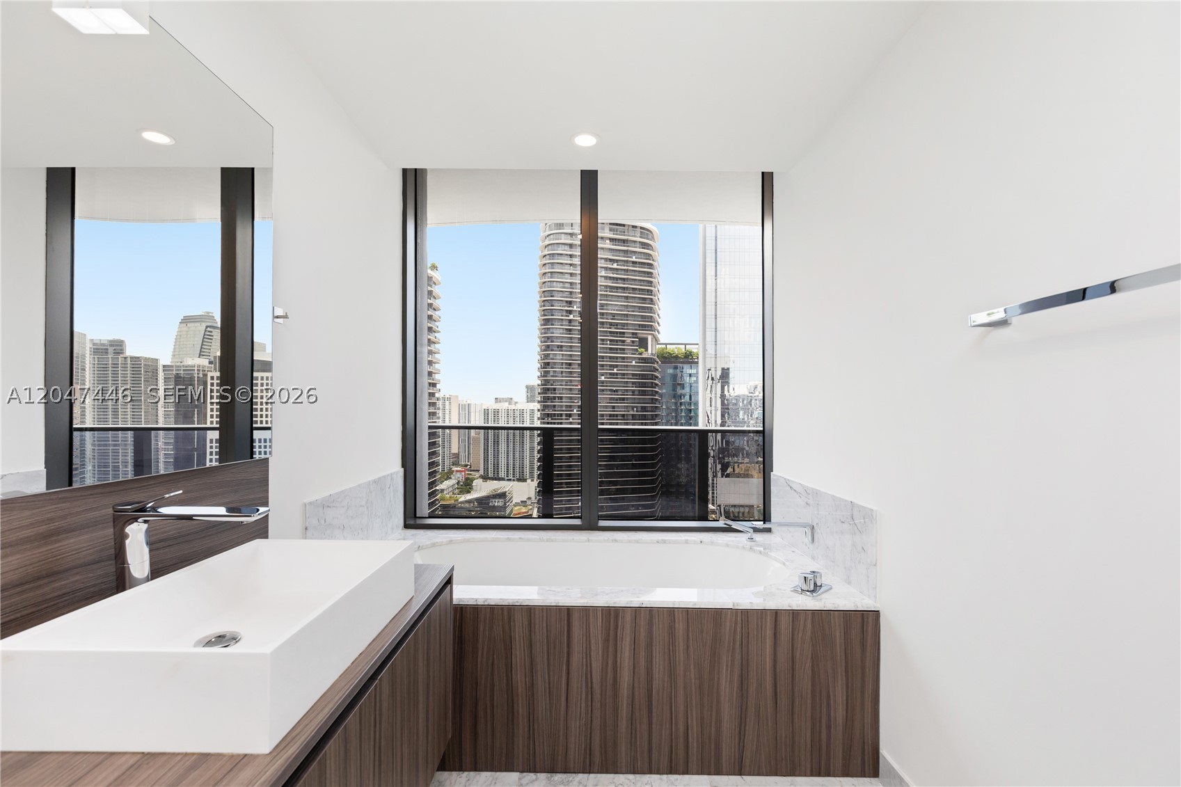 1000 Brickell Plz #4015, Miami FL 33131
