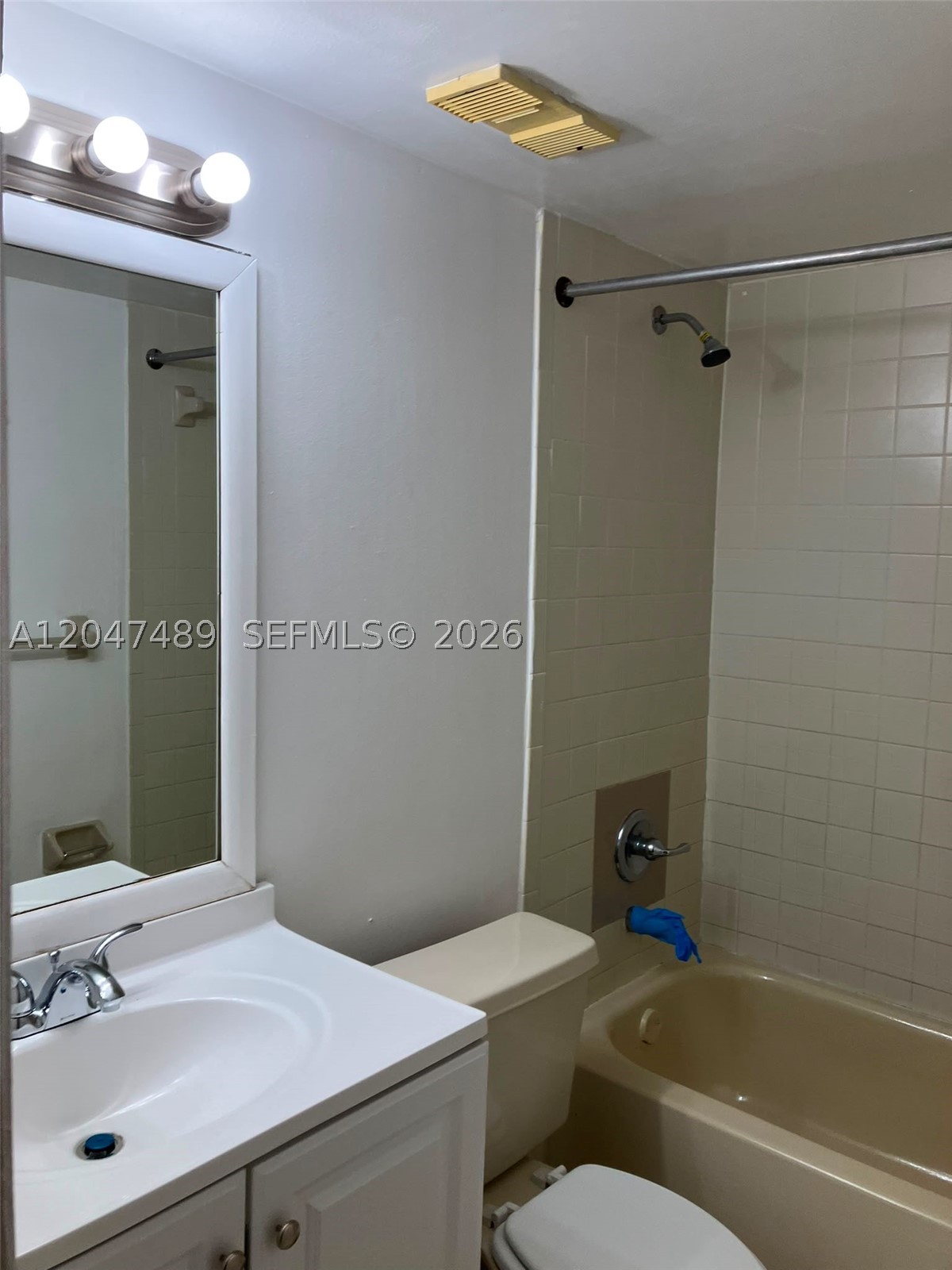 204 Lake Pointe Dr #208, Oakland Park FL 33309