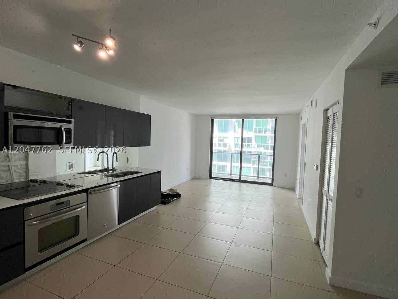 31 SE 6th St #1004, Miami FL 33131
