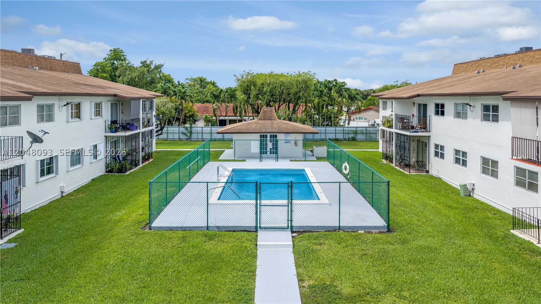 9520 SW 8th St #203, Miami FL 33174