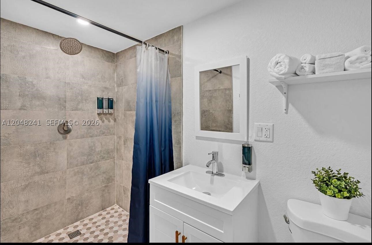 860 NW 17th Ct, Miami FL 33125