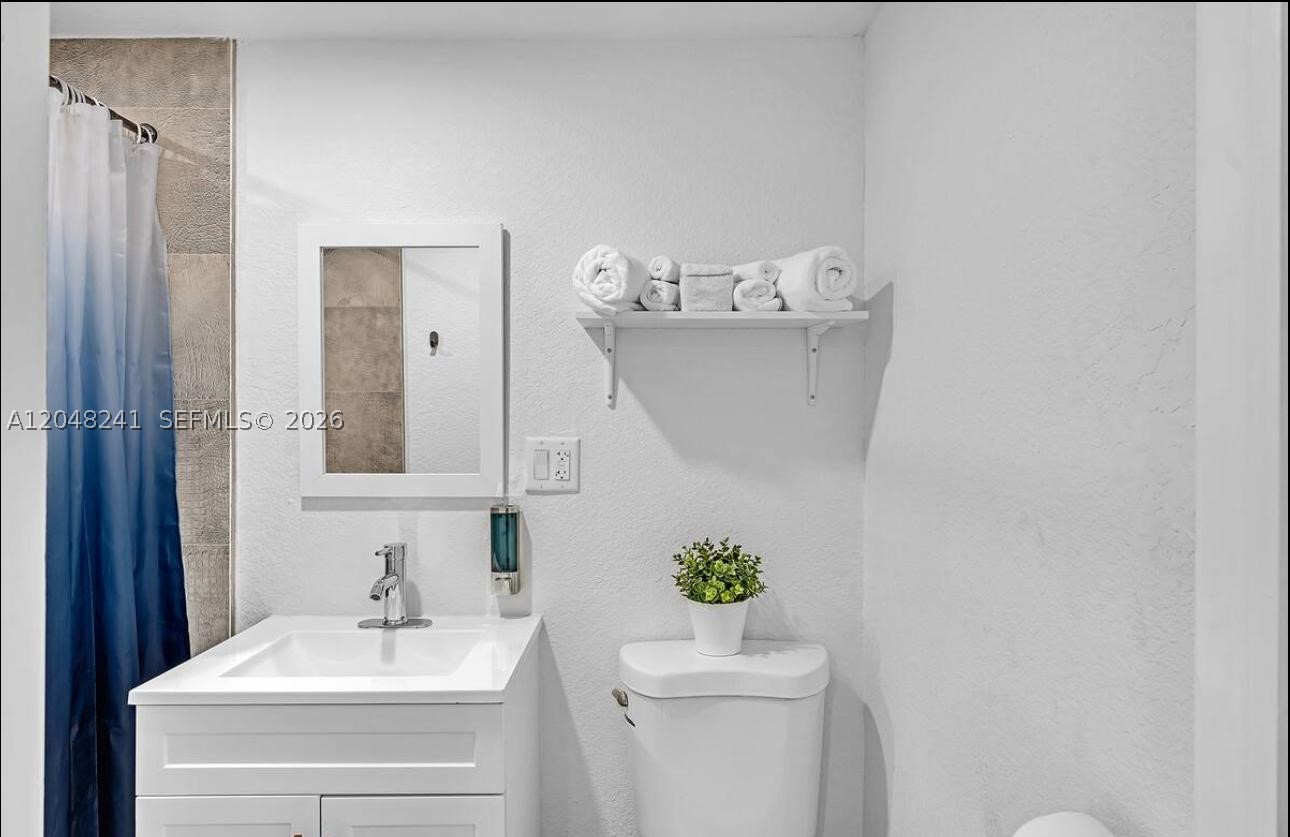 860 NW 17th Ct, Miami FL 33125