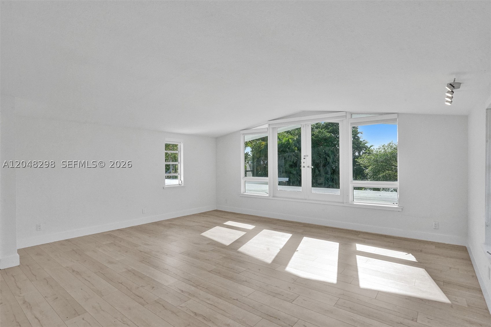 19260 NE 22nd Ave, North Miami Beach FL 33180