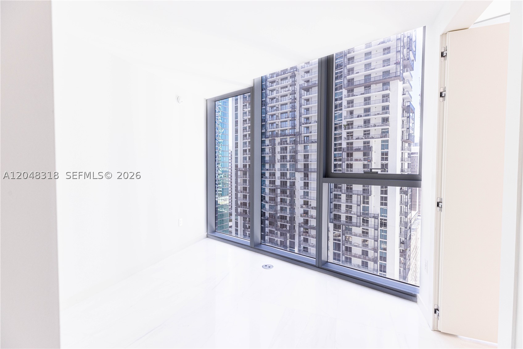 300 Biscayne Boulevard Way #2702E, Miami FL 33131
