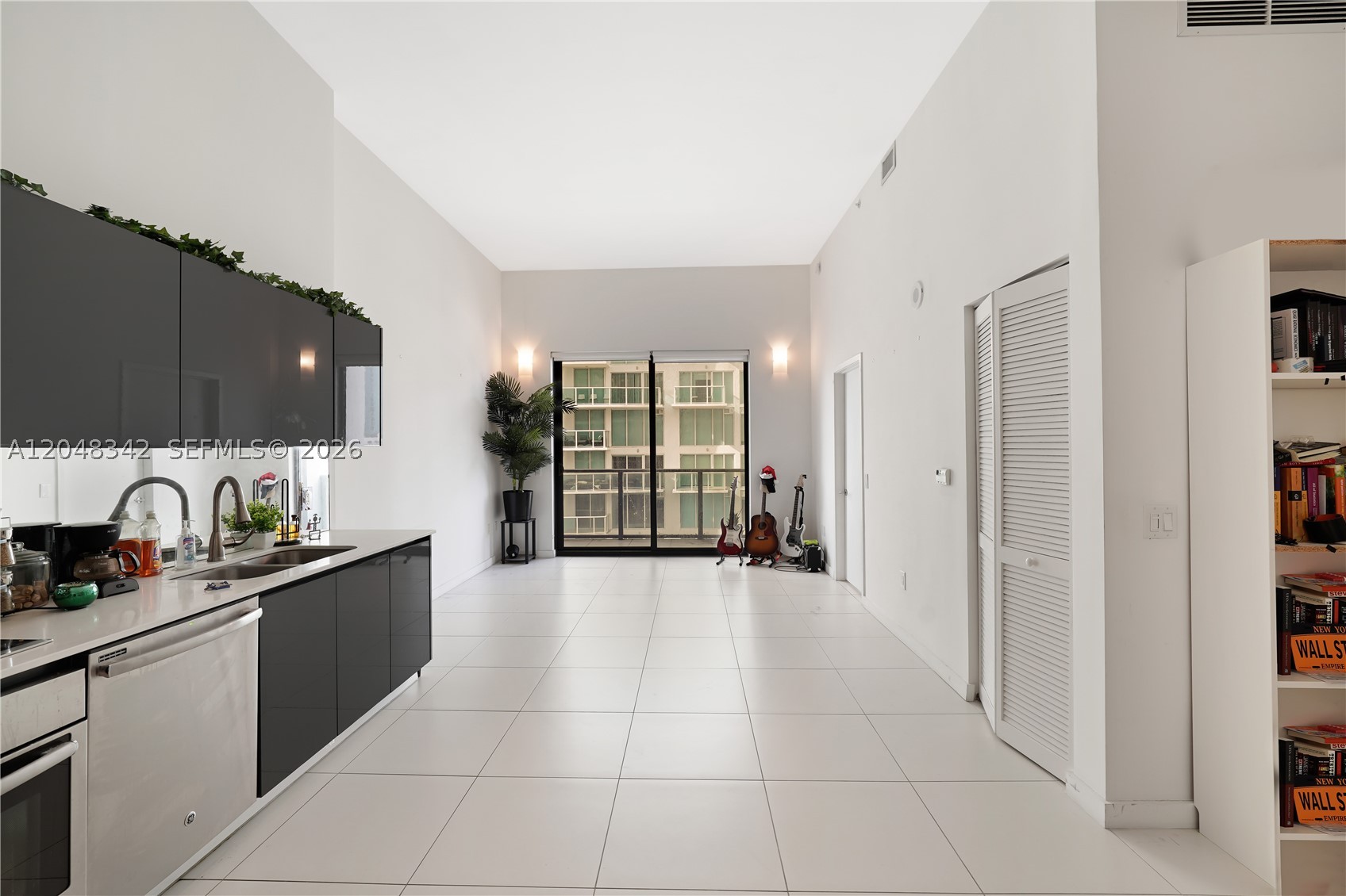 31 SE 6th St #2706, Miami FL 33131