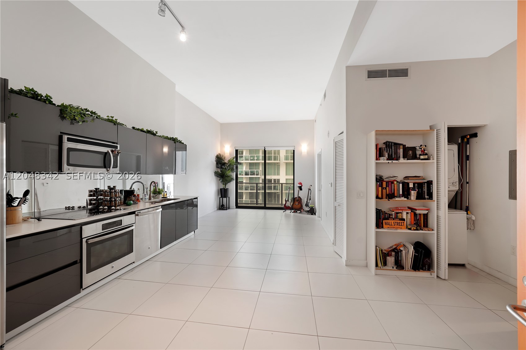 31 SE 6th St #2706, Miami FL 33131