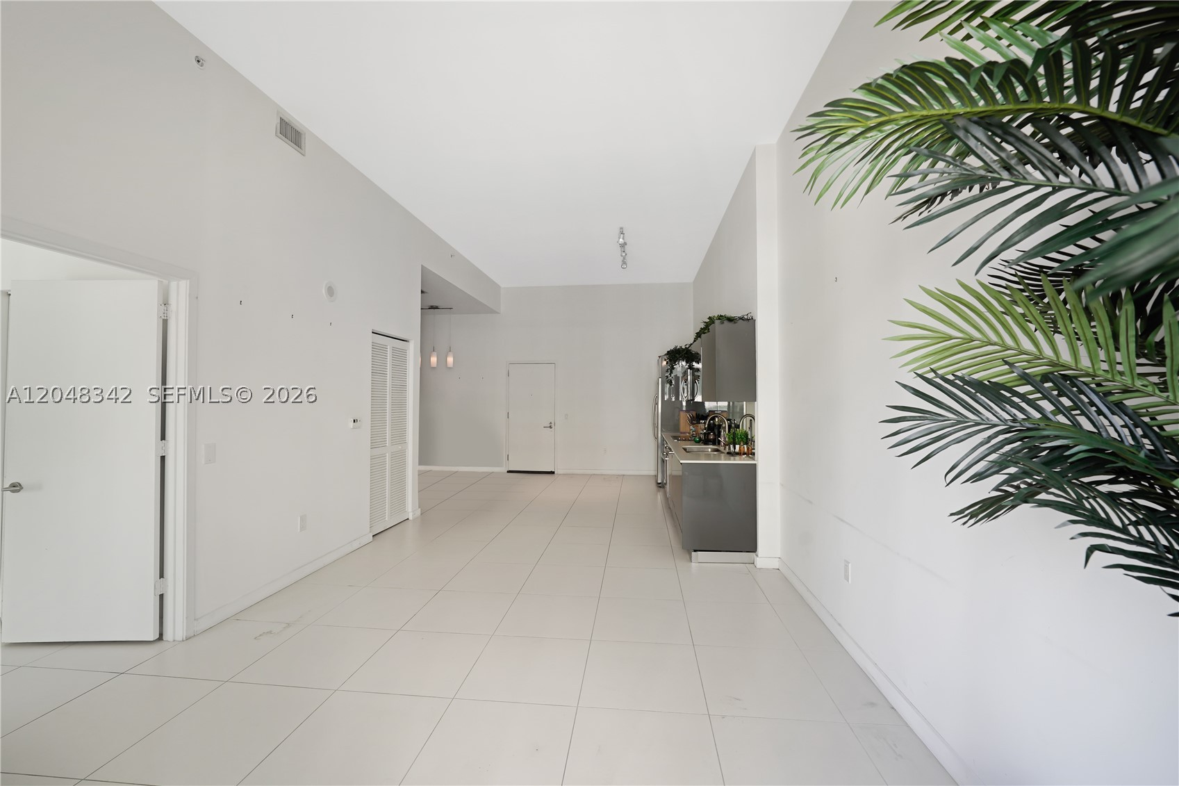 31 SE 6th St #2706, Miami FL 33131