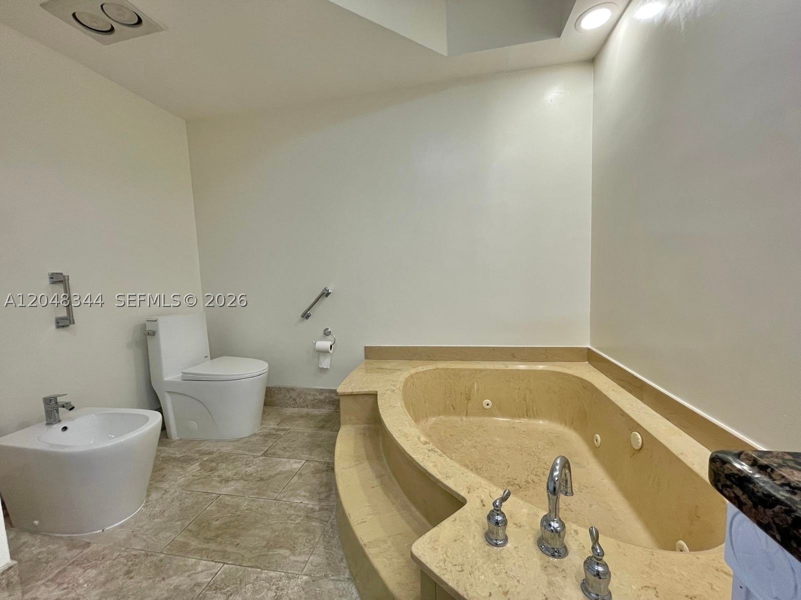 20281 E Country Club Dr #2104, Aventura FL 33180