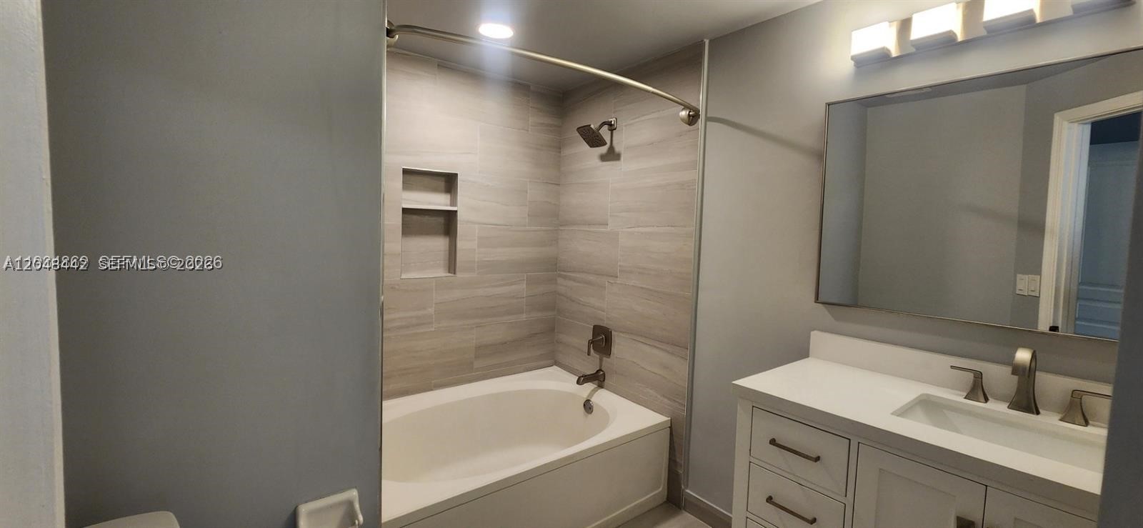 211 Mallory Ct #211+ DEN/OFFICE SPACE, Weston FL 33326