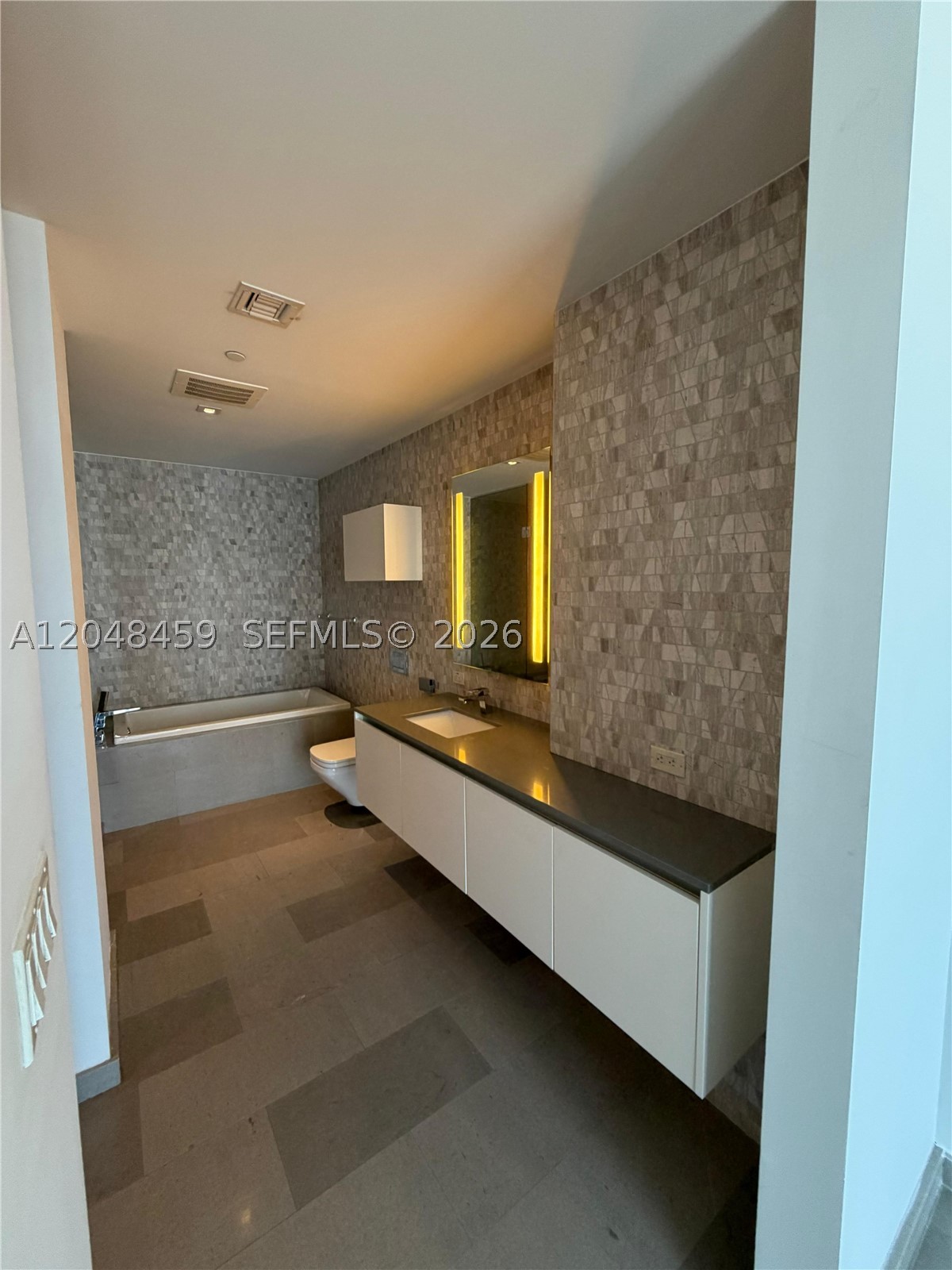68 SE 6th St #2506, Miami FL 33131