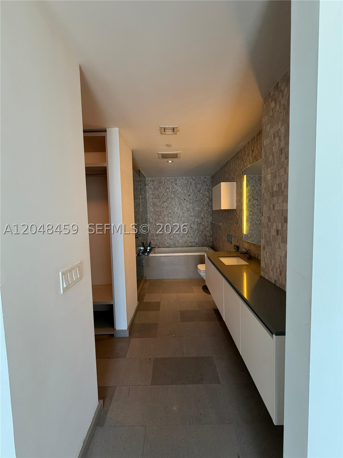 68 SE 6th St #2506, Miami FL 33131