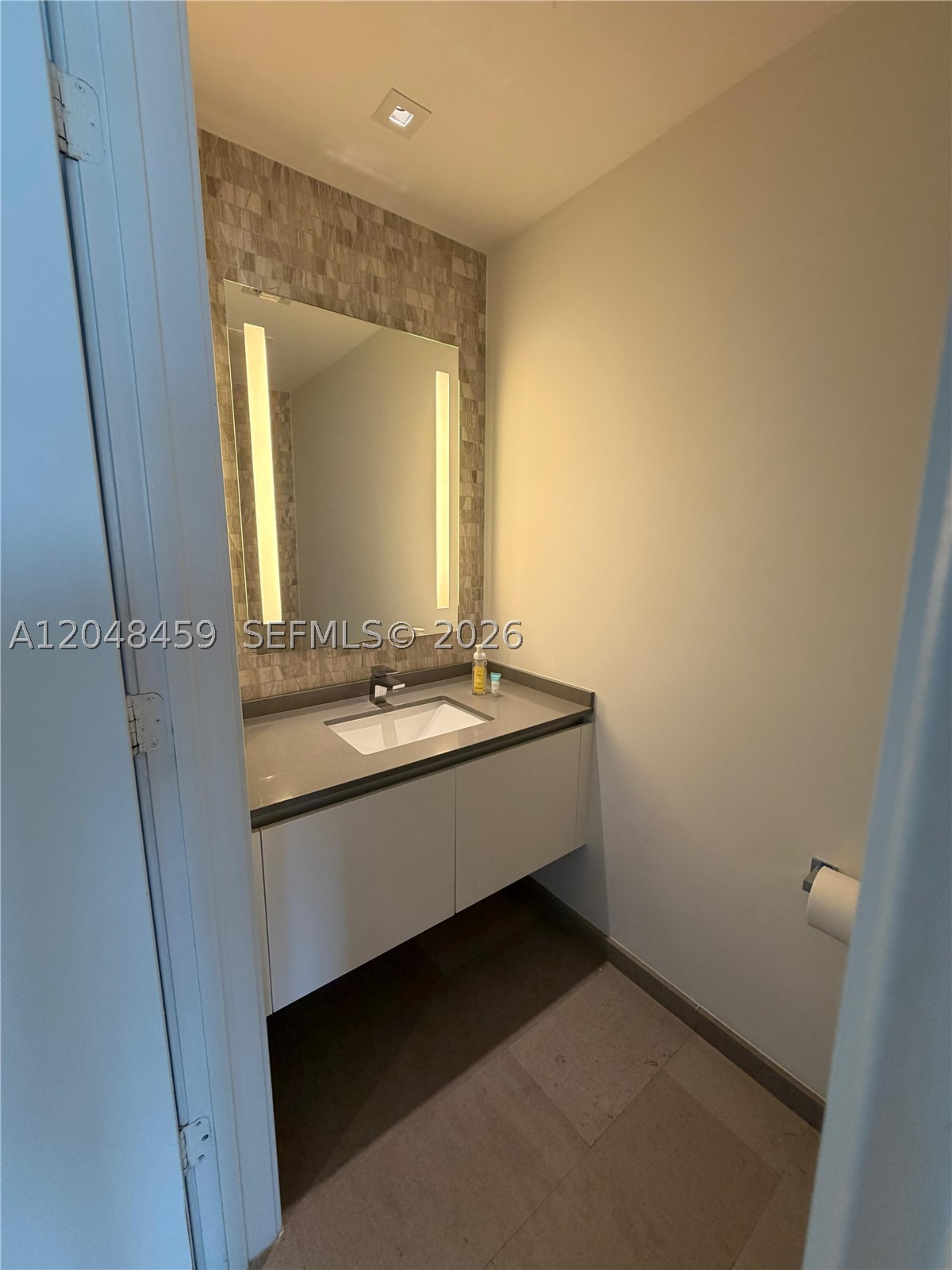 68 SE 6th St #2506, Miami FL 33131