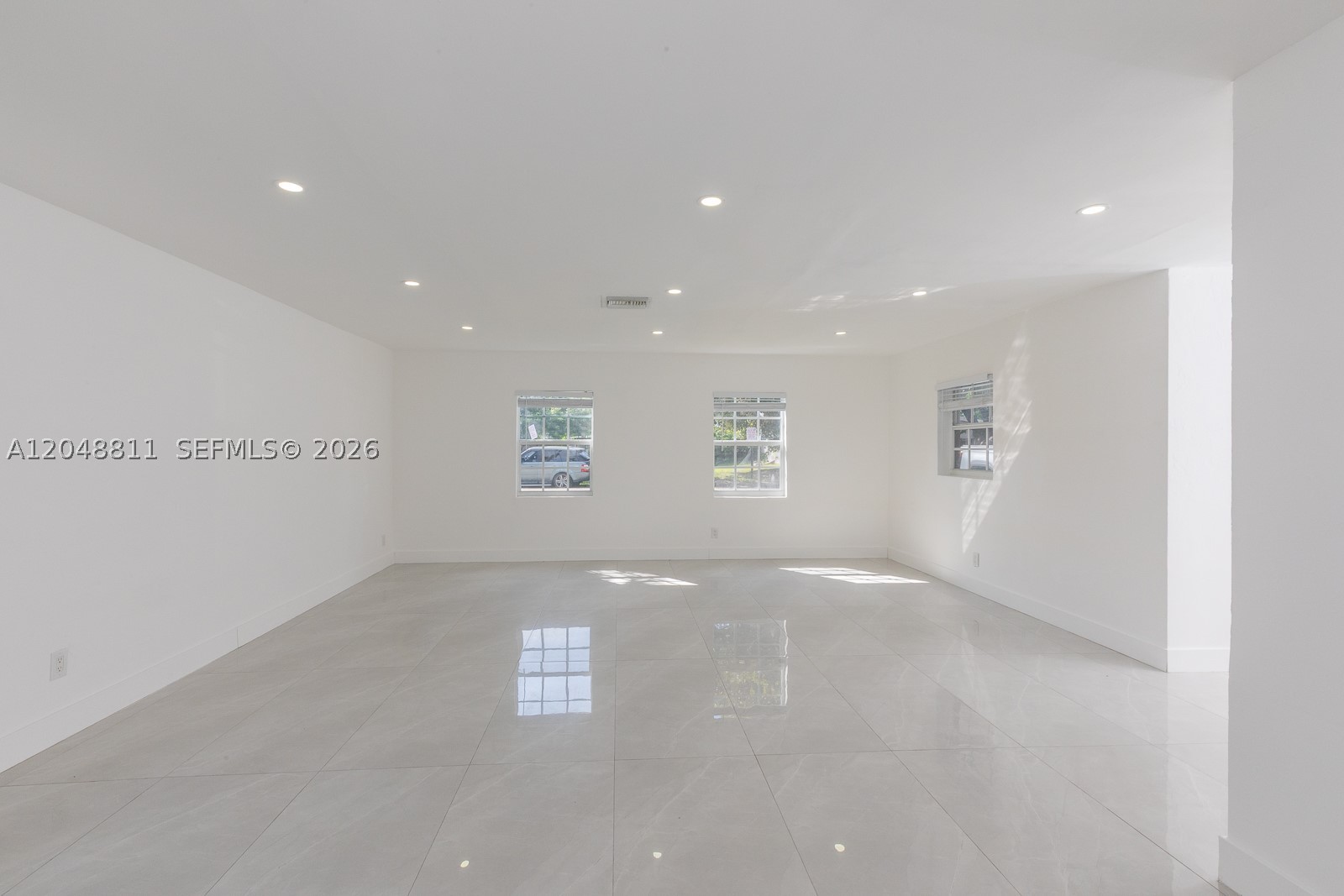 913 NE 2nd St, Hallandale Beach FL 33009