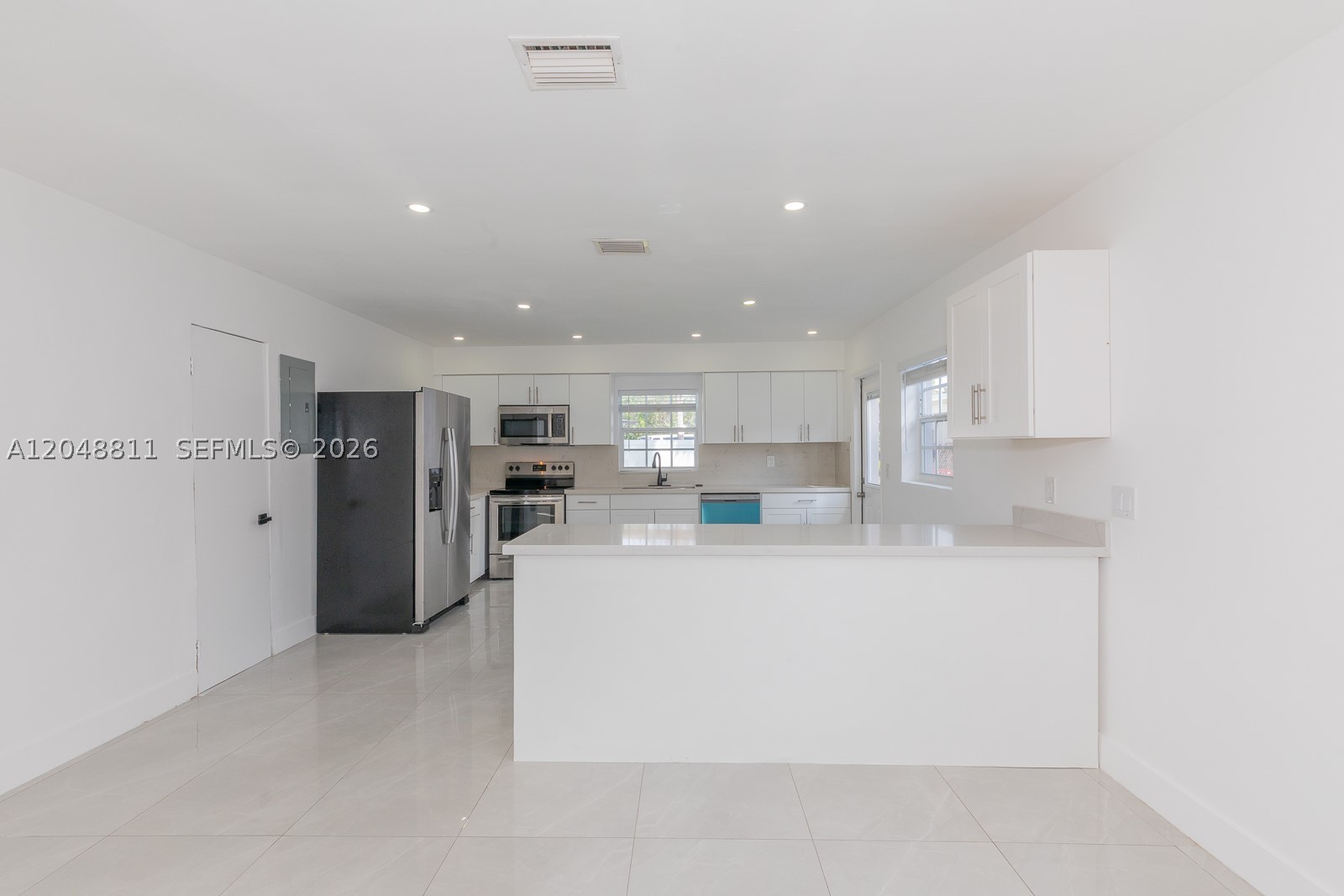 913 NE 2nd St, Hallandale Beach FL 33009